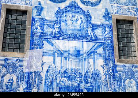 Carrelage portugais azulejo sur l'une des rues de la vieille ville. En 1996, l'UNESCO a reconnu la vieille ville de Porto comme un site classé au patrimoine mondial. Banque D'Images