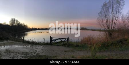 Une vue panoramique aérienne depuis le bord du lac pendant le coucher de soleil rose et bleu Banque D'Images