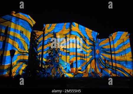 Non exclusif: KIEV, UKRAINE - 23 DÉCEMBRE 2022 - le bâtiment du Musée national d'Histoire de l'Ukraine illuminé dans le cadre de la "LIG de Noël Banque D'Images