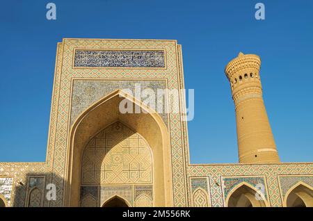 Cour de la mosquée de Kalan (Masjid-i Kalan) et Kalan Minaret de po-i-Kalan (POI Kalan) - complexe religieux islamique à Boukhara. Ouzbékistan Banque D'Images