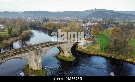 Une vue aérienne du vieux pont de Stirling au-dessus de la rivière Forth, Écosse, Royaume-Uni Banque D'Images