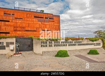 Monument aux travailleurs de chantier naval tombés en 1970 devant le centre de solidarité européenne (Europejskie Centrum Solidarnosci) au chantier naval du district de Mlyniska Banque D'Images