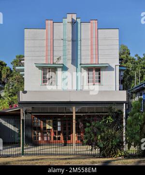 363 immeuble Art déco blanc renforcé de deux étages situé sur la rue Sheridan. Cairns-Australie. Banque D'Images