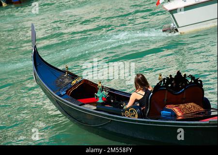 Vue détaillée d'une télécabine dans le grand canal avec une jeune femme vue de l'arrière, Venise, Italie Banque D'Images