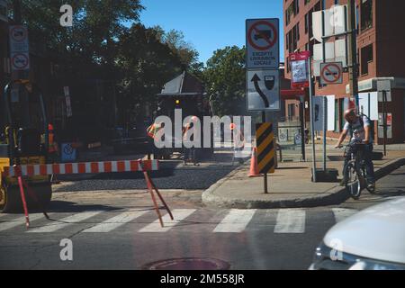 Montréal, Québec, Canada 14 septembre 2018: - L'équipe de travailleurs de la réparation routière avec des machines lourdes travaillant au centre de la rue comme éditorial. Banque D'Images