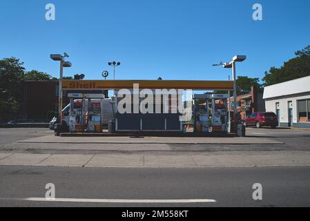 Montréal, Canada - 13 août 2018 : ancienne station-service Shell. Rusty, ancienne station-service sur les rues de Montréal Banque D'Images