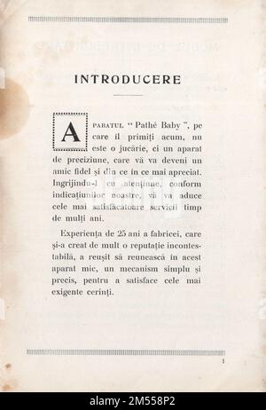 Brochure publicitaire illustrée vintage projecteur de petit film français Pathé Baby ( la caméra ) en langue roumaine / Roumanie / 1920s Banque D'Images