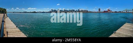 Montréal, Canada - 14 septembre 2018 : Panorama de l'ancien port et du centre-ville de la région de Québec de l'autre côté de la rivière. Banque D'Images