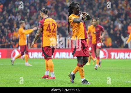 ISTANBUL, TURQUIE - DÉCEMBRE 25 : le Bafetimbi Gomis de Galatasaray célèbre après avoir marqué le deuxième but de l'équipe lors du match Super LIG entre Galatasaray et Istbusspor COMME au NEF Stadyumu on 25 décembre 2022 à Istanbul, Turquie (photo d'Orange Pictures) Banque D'Images