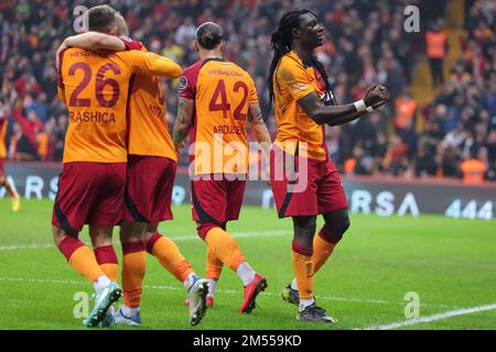 ISTANBUL, TURQUIE - DÉCEMBRE 25 : le Bafetimbi Gomis de Galatasaray célèbre après avoir marqué le deuxième but de l'équipe lors du match Super LIG entre Galatasaray et Istbusspor COMME au NEF Stadyumu on 25 décembre 2022 à Istanbul, Turquie (photo d'Orange Pictures) Banque D'Images