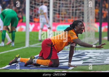 ISTANBUL, TURQUIE - DÉCEMBRE 25 : le Bafetimbi Gomis de Galatasaray célèbre après avoir marqué le deuxième but de l'équipe lors du match Super LIG entre Galatasaray et Istbusspor COMME au NEF Stadyumu on 25 décembre 2022 à Istanbul, Turquie (photo d'Orange Pictures) Banque D'Images