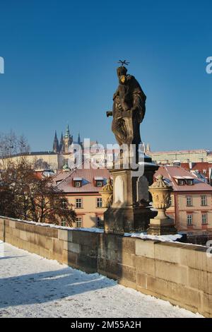 Statue de Saint-Jean Anthony de Padoue sur le pont Charles, Prague. République tchèque. Banque D'Images