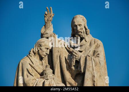 Statue de Saint-Jean Cyril et St. Methodius sur le pont Charles, Prague. République tchèque. Banque D'Images