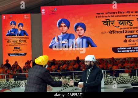 New Delhi, Delhi, Inde. 26th décembre 2022. Punjab ministre en chef bhagwant mann, Le ministre en chef de maharashtra, Eknath shinde, lors de la commémoration de ''˜Veer Bal Diwas'.est célébré pour la première fois pour le sacrifice fait pour la protection de la religion.sur le fondateur de Sikhisme Gurugobind Singh son maryter jarovar Singh et Fateh singh à New Delhi lundi, .Également présenté en événement et d'autres dirigeants sikhs au stade national du Major Dhyan Chand, New Delhi. Aussi environ 320 élèves exécutent satsung, traditionnel et sikhisme dans l'événement spirituel historique, ( Banque D'Images