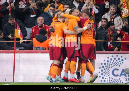 ISTANBUL, TURQUIE - DÉCEMBRE 25 : Bafetimbi Gomis de Galatasaray célèbre après avoir marqué le premier but de l'équipe avec ses coéquipiers lors du match Super LIG entre Galatasaray et Istbusspor COMME au NEF Stadyumu on 25 décembre 2022 à Istanbul, Turquie (photo d'Orange Pictures) Banque D'Images