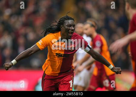 ISTANBUL, TURQUIE - DÉCEMBRE 25 : le Bafetimbi Gomis de Galatasaray célèbre après avoir marqué le deuxième but de l'équipe lors du match Super LIG entre Galatasaray et Istbusspor COMME au NEF Stadyumu on 25 décembre 2022 à Istanbul, Turquie (photo d'Orange Pictures) Banque D'Images