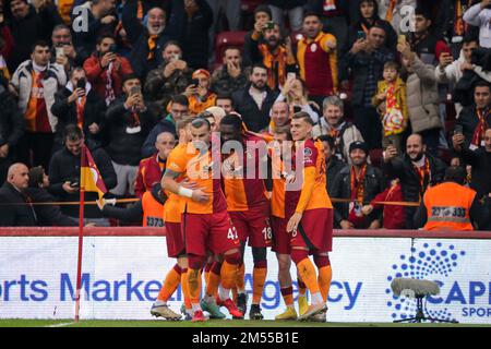 ISTANBUL, TURQUIE - DÉCEMBRE 25 : Bafetimbi Gomis de Galatasaray célèbre après avoir marqué le premier but de l'équipe avec ses coéquipiers lors du match Super LIG entre Galatasaray et Istbusspor COMME au NEF Stadyumu on 25 décembre 2022 à Istanbul, Turquie (photo d'Orange Pictures) Banque D'Images