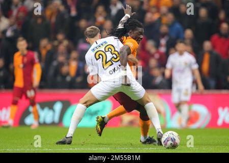 ISTANBUL, TURQUIE - DÉCEMBRE 25: Bafetimbi Gomis de Galatasaray batailles pour le bal avec Okan Erdogan d'Istbusspor PENDANT le match Super LIG entre Galatasaray et Istbusspor COMME au NEF Stadyumu sur 25 décembre 2022 à Istanbul, Turquie (photo par Orange Pictures) Banque D'Images