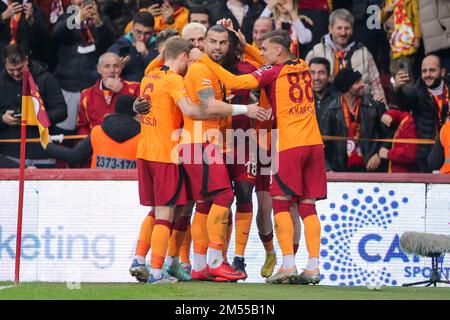 ISTANBUL, TURQUIE - DÉCEMBRE 25 : Bafetimbi Gomis de Galatasaray célèbre après avoir marqué le premier but de l'équipe avec ses coéquipiers lors du match Super LIG entre Galatasaray et Istbusspor COMME au NEF Stadyumu on 25 décembre 2022 à Istanbul, Turquie (photo d'Orange Pictures) Banque D'Images