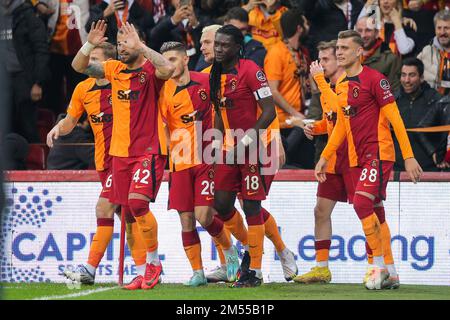 ISTANBUL, TURQUIE - DÉCEMBRE 25 : Bafetimbi Gomis de Galatasaray célèbre après avoir marqué le premier but de l'équipe avec ses coéquipiers lors du match Super LIG entre Galatasaray et Istbusspor COMME au NEF Stadyumu on 25 décembre 2022 à Istanbul, Turquie (photo d'Orange Pictures) Banque D'Images