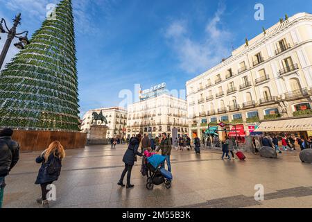 Puerta del sol avec l'arbre de Noël, l'une des places les plus importantes et célèbres du centre-ville de Madrid, communauté de Madrid, Espagne, Europe du Sud. Banque D'Images