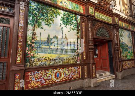 Restaurant typique du centre-ville de Madrid appelé Villa Rosa orné de beaux carreaux de céramique. Communauté de Madrid, Espagne, Europe du Sud. Banque D'Images