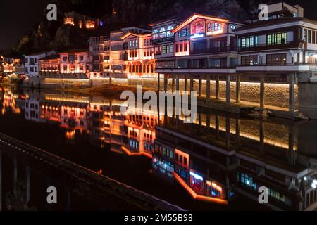 Amasya, Turquie - 22 décembre 2022 : anciennes maisons ottomanes et tour de l'horloge vue sur la rivière Yesilirmak dans la ville d'Amasya. Amasya est populaire destination touristique Banque D'Images