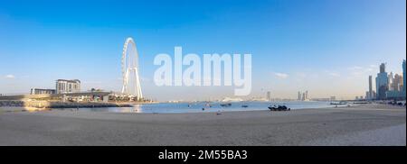 Eau, Dubaï - 29 novembre 2021 : vue panoramique sur l'île des Bluewaters, la célèbre grande roue, plage JBR, eau. Ciel aérien dans les plus hauts bâtiments du centre de Dubai Marina, Émirats arabes Unis Banque D'Images