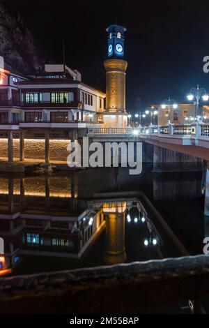 Amasya, Turquie - 22 décembre 2022 : anciennes maisons ottomanes et tour de l'horloge vue sur la rivière Yesilirmak dans la ville d'Amasya. Amasya est populaire destination touristique Banque D'Images