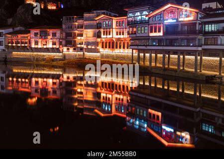 Amasya, Turquie - 22 décembre 2022 : anciennes maisons ottomanes et tour de l'horloge vue sur la rivière Yesilirmak dans la ville d'Amasya. Amasya est populaire destination touristique Banque D'Images