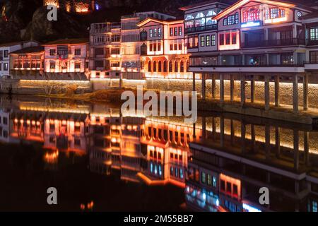 Amasya, Turquie - 22 décembre 2022 : anciennes maisons ottomanes et tour de l'horloge vue sur la rivière Yesilirmak dans la ville d'Amasya. Amasya est populaire destination touristique Banque D'Images