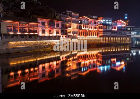 Amasya, Turquie - 22 décembre 2022 : anciennes maisons ottomanes et tour de l'horloge vue sur la rivière Yesilirmak dans la ville d'Amasya. Amasya est populaire destination touristique Banque D'Images