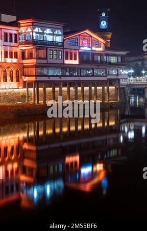 Amasya, Turquie - 22 décembre 2022 : anciennes maisons ottomanes et tour de l'horloge vue sur la rivière Yesilirmak dans la ville d'Amasya. Amasya est populaire destination touristique Banque D'Images