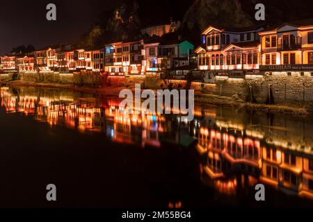 Amasya, Turquie - 22 décembre 2022 : anciennes maisons ottomanes et tour de l'horloge vue sur la rivière Yesilirmak dans la ville d'Amasya. Amasya est populaire destination touristique Banque D'Images