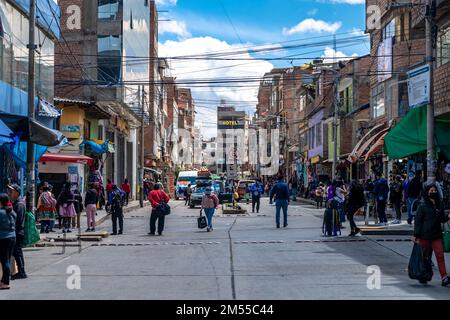 Huaraz, Pérou - 15 septembre 2022 : rue d'une ville sud-américaine Banque D'Images