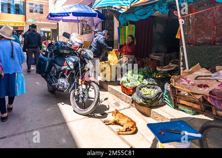 Huaraz, Pérou - 15 septembre 2022 : rue d'une ville sud-américaine Banque D'Images