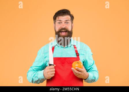 Recette de salade fraîche. Homme mûr tient le couteau et le légume. Coupe en toute sécurité. Couper des légumes. Liste ultime des techniques de coupe que chaque chef devrait savoir Banque D'Images