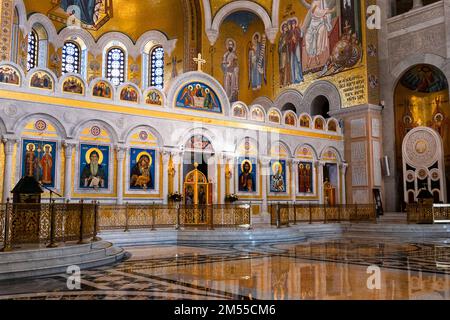 Belgrade, Serbie - 20 décembre 2022 : intérieur du temple Saint-Sava, la plus grande église orthodoxe serbe de Belgrade, Serbie Banque D'Images