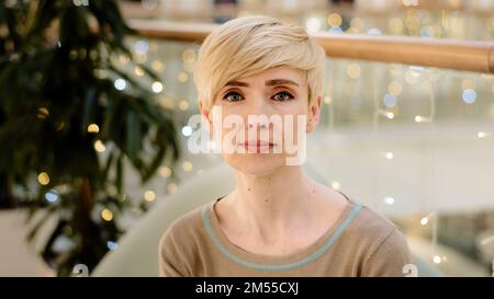 Portrait de femme d'âge moyen 40s femme caucasienne mère femme femme femme femme d'affaires cliente dame blonde avec une coupe courte élégante de cheveux regardant l'appareil photo calme sage Banque D'Images