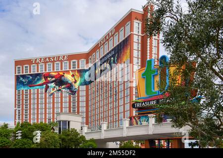 Nevada USA 2 octobre 2018 Un panneau coloré du Cirque du Soleil couvre la façade supérieure de l'hôtel Treasure Island à Las Vegas Banque D'Images