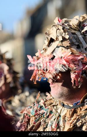 Marshfield, Glos, Royaume-Uni. 26th décembre 2022. Les Marshfield Paper Boys jouent un jeu de momers traditionnel le lendemain de Noël dans le village. Les joueurs ou Mummers obtiennent leur nom des bandes de papier cousues sur leurs costumes, l'origine est ancienne et obscure. Obéissant rigidement à la tradition orale chaque joueur a appris sa part d'un autre Mummer sans avoir recours à un texte écrit. Les personnages sont King William, Little Man John, Dr Finnix, Tenpenny Nit, Beelzebub et Saucy Jack. Crédit : JMF News/Alay Live News Banque D'Images