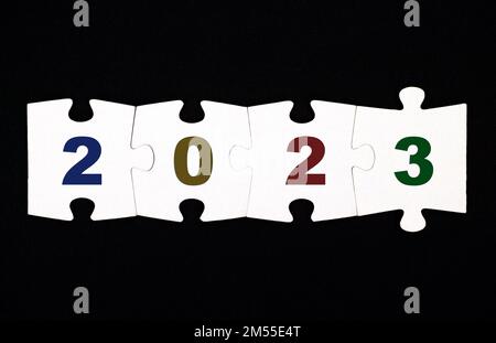 Quatre pièces d'un puzzle avec les numéros 20223 sont reliées ensemble sur un fond noir Banque D'Images