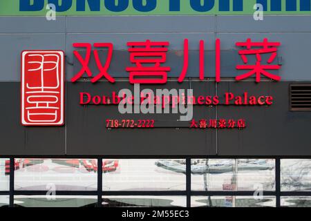 Le panneau bilingue devant le Double Happiness Palace, un restaurant chinois sur Northern Boulevard à Bayside, Queens, New York. Banque D'Images