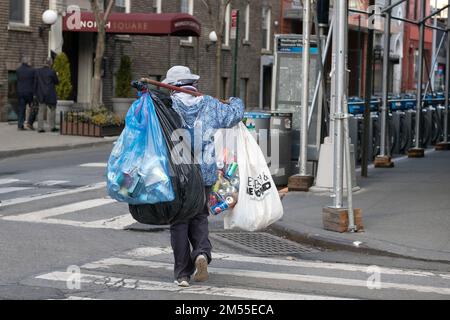 Une femme anonyme collectant des bouteilles et des canettes de dépôt à Greenwich Village, Manhattan, New York City. Banque D'Images