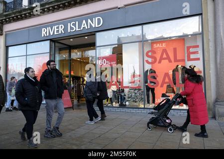 Édimbourg, Écosse, Royaume-Uni. 26 décembre 2022. Bien que de nombreux magasins de rue restent fermés jusqu'à demain, certains sont ouverts pour les soldes d'après Noël, dans l'espoir de récupérer la fréquentation des clients disponibles. 60% de rabais à River Island , Princes Street. Fermeture définitive du magasin le vendredi 5 septembre 2025. Crédit : Craig Brown/Alamy Live News Banque D'Images