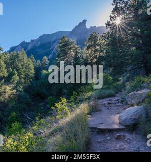 Un sentier de montagne près des Flatirons à Boulder, Colorado, avec le pouce du diable visible Banque D'Images