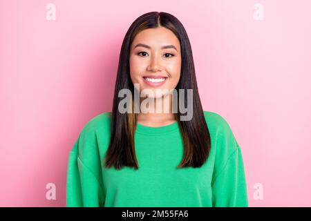 Photo portrait de la jeune femme vietnamienne modèle porter vert branché pull Toothy Beaming sourire profiter look vous isolé sur fond de couleur rose Banque D'Images