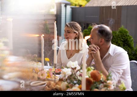 Beaucoup de gens disent des acclamations et montrent leurs verres à champagne plein de vin mousseux les uns aux autres tout en appréciant une fête de mariage en plein air sur un dos Banque D'Images