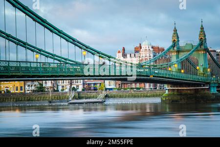 Vue aérienne du pont Hammersmith au-dessus du lac de Londres Banque D'Images