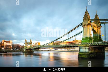 Vue aérienne du pont Hammersmith au-dessus du lac de Londres Banque D'Images